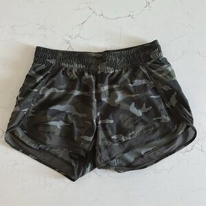 Athleta Mesh Racer Run Mid Rise Short, 4”